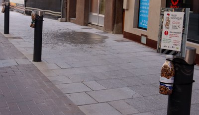 Exposició de burilles en una de les pilones del carrer Major (Foto: ACN)