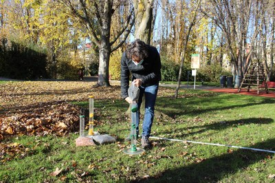 Preparació de les menjadores per a ocells al Parc Olímpic del Segre