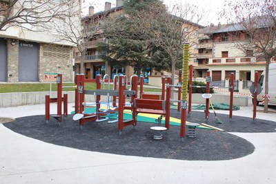 Nou espai lúdic i de salut a la plaça de Lleteries (Foto: Ajuntament de la Seu)