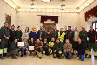 Reconeixement als treballadors pel guardó de la quarta flor d'honor de Viles Florides (Foto: Ajuntament de la Seu)