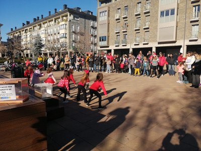 Activitat a la plaça de Joan Sansa de la Seu a favor de La Marató