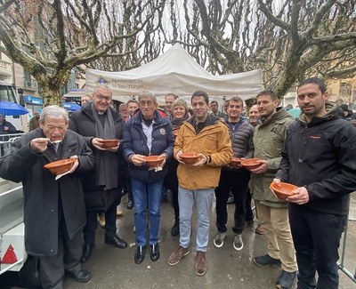 Degustació de l'escudella de la Confraria de Sant Antoni Abat per part de les autoritats  (Foto: Ajuntament de la Seu d'Urgell)