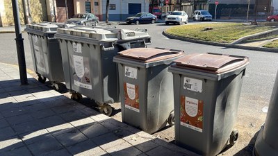 Contenidors de resta i d'orgànic a la plaça de Mossèn Pere Pujol de la Seu d'Urgell (Foto: ACN)