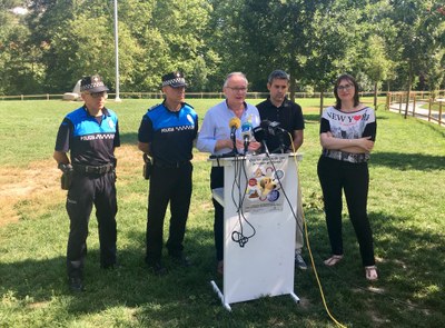 Presentació de la campanya 'Ara les caques de gos ja tenen propietari'