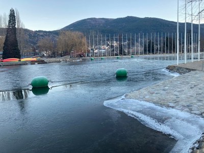 Glaç a la superfície del canal del Parc Olímpic del Segre, aquest dilluns al matí