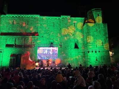 Espectacle d'inauguració del Món Màgic de les Muntanyes, davant la Catedral de la Seu d'Urgell (Foto: RàdioSeu)