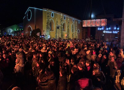 La plaça dels Oms, plena per a l'espectacle d'encesa de llums de Nadal a la Seu d'Urgell (Foto: RàdioSeu)