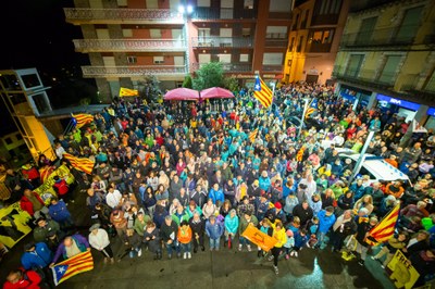 La plaça de l'Ajuntament de Puigcerdà, plena per protestar per la sentència del TS (Foto: Òmnium Cerdanya)