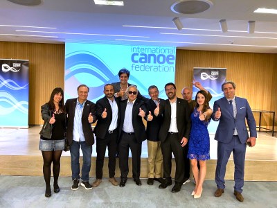 Els alcaldes de la Seu d'Urgell i Sort amb representants de la Federació Internacional de Canoa (ICF) (Foto: Delegació del Govern Central a la Catalunya Central)