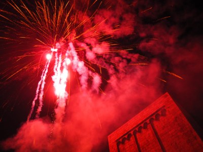 Castell de focs, amb la Catedral de la Seu en primer terme, per inaugurar El Món Màgic de les Muntanyes