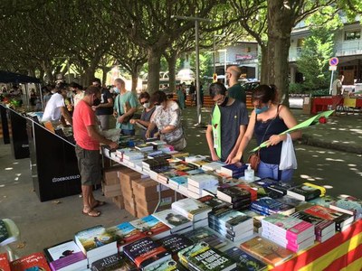 Una de les parades de llibres instal·lades aquest dijous, 23 de juliol, al passeig Joan Brudieu de la Seu d'Urgell