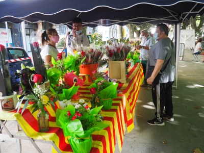 Una parada de roses al passeig Joan Brudieu en el Sant Jordi 2020 de la Seu d'Urgell