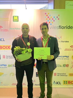 Joan Barrera, amb el diploma que acredita les 4 Flors d’Honor per a la Seu d’Urgell