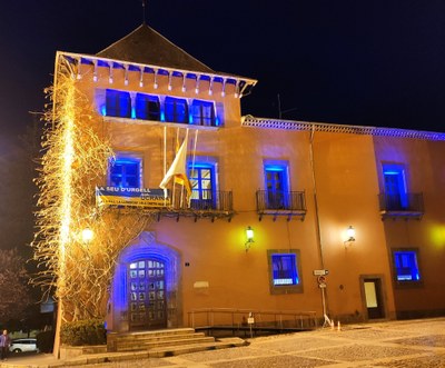La façana de l'Ajuntament de la Seu, il·luminada aquest dilluns al vespre pel Dia Mundial de la Síndrome de Down