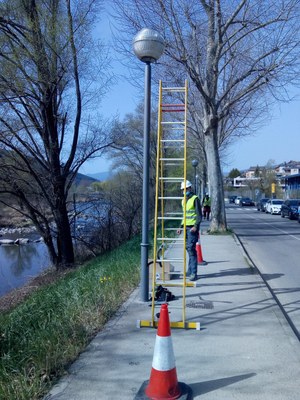 Un operari substitueix punts de llum davant del Parc Olímpic del Segre