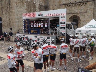 Control de signatures per a la sortida de la 3a etapa de la Volta a Catalunya, davant de la Catedral de la Seu d'Urgell