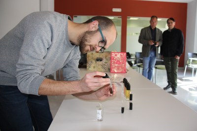Elaboració del perfum de la Seu (Foto: ACN)