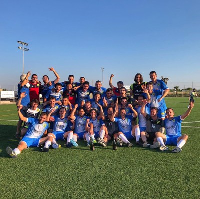 Jugadors i tècnics de La Seu FC celebren a Golmés el títol del grup 15 de Tercera i l'ascens a Segona Catalana (@fclaseu)