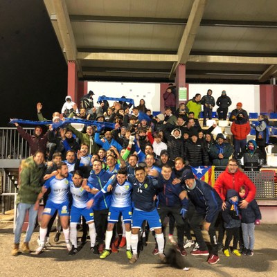 La Seu FC celebra amb l'afició la victòria sobre el Castellserà (@fclaseu)