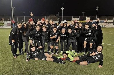 L'FC Pirineus celebra el triomf sobre el segon classificat, l'Òdena (Foto: FC Pirineus)