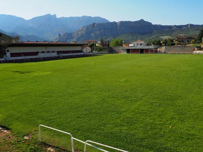 El Camp Municipal d'Oliana, amb la gespa natural que ara serà substituïda (Foto: RàdioSeu/arxiu)
