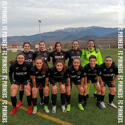 L'FC Pirineus, abans de començar el partit contra el Moià