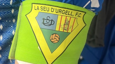 Braçalet que La Seu FC ha lluït per adherir-se al Dia Mundial contra el Càncer (@laseufc)