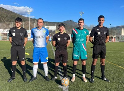 Els capitans de La Seu FC i el CE Oliana, amb el trio arbitral, abans de l'inici del derbi comarcal