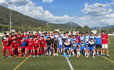 Reconeixement de La Seu FC i el CF Organyà a Miquel Travé i Pau Echaniz, al partit de Copa Pirineus (@fclaseu)