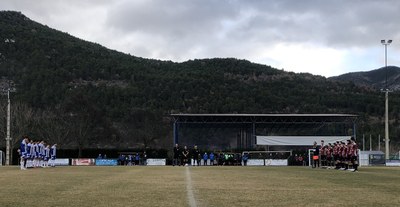 Minut de silenci en homenatge a Adrià Paz, abans de l'inici del derbi CF Organyà-La Seu FC (Foto: @fclaseu)