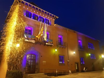 Ajuntament de la Seu d'Urgell il·luminat de lila amb motiu del 8-M (Foto: Ajuntament de la Seu)