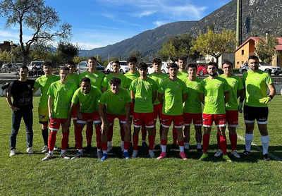 El CE Oliana, al camp de les Lloredes, amb la nova samarreta d'escalfament (@ceoliana)