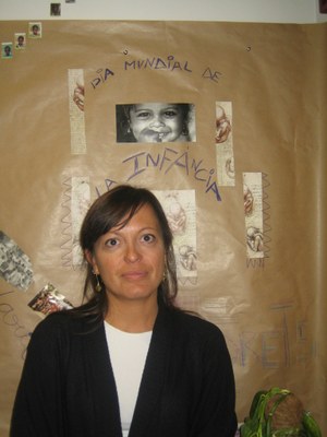 Anna Vives, amb el cartell del Dia Mundial de la Infància