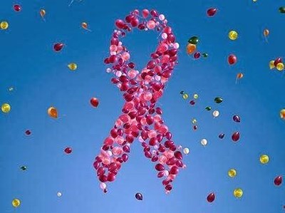 Càncer de mama - Llaç rosa fet amb globus