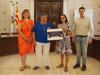 Lliurament d'un xec per a La Seu Solidària per part de Playchic, entitat organitzadora de la fira Pirineu Click
