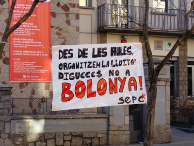 Pancarta dels estudiants de l'IES Joan Brudieu contra el Pla Bolonya