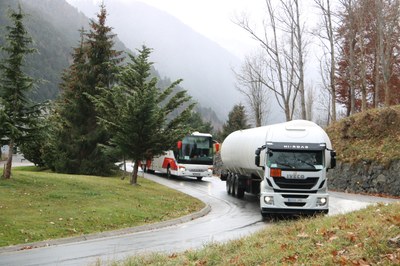 Un camió circulant per la N-230 a pocs metres de l'entrada de Vielha (Foto d'arxiu/ACN)