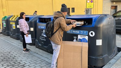 Una illa de contenidors al centre de Puigcerdà (Foto: ACN)