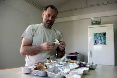 Juan Martínez, al seu laboratori amb alguns dels primers exemplars d'aquesta temporada de bolets (Foto: ACN)