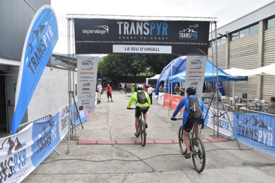 Arribada de participants de la Transpyr a la meta de la Seu d'Urgell