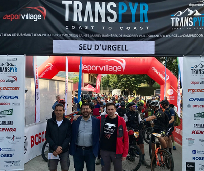 Francesc Viaplana i Carlos Guàrdia, amb el director de la Transpyr, a la sortida de la sisena etapa des de la zona esportiva de la Seu