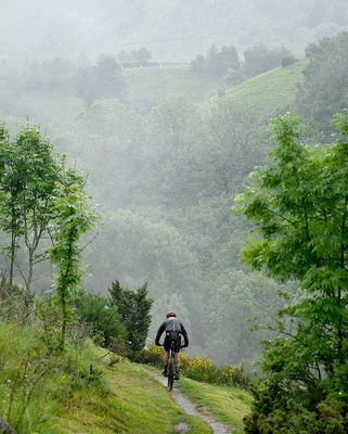 Un participant a la modalitat de BTT de la Transpyr, a la quarta etapa amb meta a Vielha (Foto: DeporVillage Transpyr)