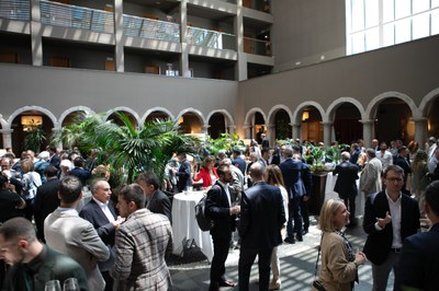 Assistents a la Trobada Empresarial al Pirineu, al Claustre del Parador de Turisme de la Seu (Foto d'arxiu/Trobada Empresarial al Pirineu)