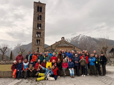 Els participants a la 71a Trobada Mundial de Periodistes d'Esquí, davant l'església romànica de Sant Climent de Taüll (Foto: Goyo Pradós)