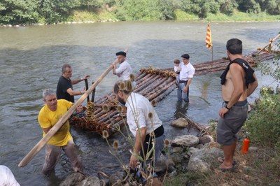 Diversos integrants de l'Associació de Raiers de la Ribera del Segre ultimant els darrers preparatius abans de dur a terme la baixada del 2022 (Foto d'arxiu/Albert Lijarcio)