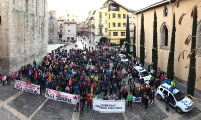Concentració a la plaça dels Oms per la vaga general del 21-F