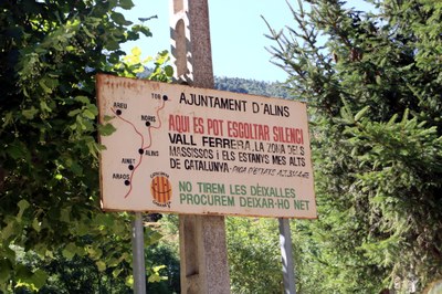 Un cartell on s'hi pot llegir "Aquí es pot escoltar silenci" ubicat al poble d'Alins, a la Vall Ferrera (Foto: ACN)