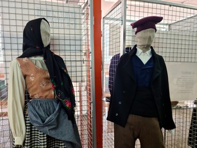 Dos maniquins vestits amb roba del segle XIX de la Vall Fosca (Foto: ACN)