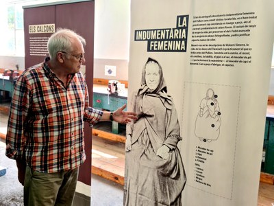 Un dels plafons de la mostra 'Enfilant l'agulla' ensenya les peces de roba de la indumentària femenina (Foto: ACN)