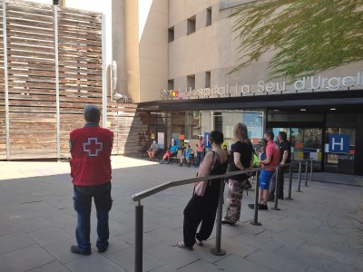 Marató de vacunació a la plaça Soldevila de la Seu, aquest dilluns (Foto: ICS Pirineu)